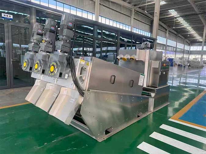 Sludge thickening screw press